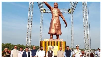 பிரதமர் மோடி திறந்து வைத்த சத்ரபதி சிவாஜி சிலை; சுக்குநூறாக நொறுங்கியது