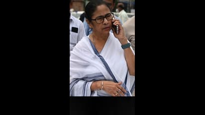 மேற்குவங்க மாநில அரசு ஆசிரியர்களுக்கு அதிர்ச்சி அளித்த உச்சநீதிமன்றம்! கொதிக்கும் மம்தா!!