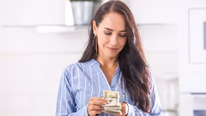 வீட்டில் பணம் சேர்ந்து கொண்டே இருக்கணுமா? அப்ப 'இந்த' தப்ப மறந்தும் பண்ணாதீங்க!! 