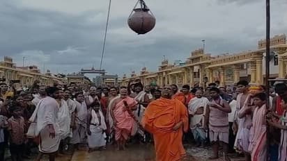 ಮಂತ್ರಾಲಯದಲ್ಲಿ ಸಂಭ್ರಮ ಶ್ರೀಕೃಷ್ಣ ಜನ್ಮಾಷ್ಠಮಿ: ಮಕ್ಕಳಂತೆ ಮಡಿಕೆ ಒಡೆದ ಶ್ರೀ ಸುಬುಧೇಂದ್ರ ಶ್ರೀಗಳು