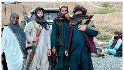 തോക്കേന്തിയ താലിബാനികളുമൊത്ത് പുഞ്ചിരിച്ച് കൊണ്ട് യുവതിയുടെ സെൽഫി; വിമർശനവുമായി സോഷ്യൽ മീഡിയ