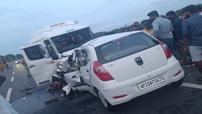 ಚಿಕ್ಕಬಳ್ಳಾಪುರ: ಚಿಂತಾಮಣಿ ಬಳಿ ಟಿಟಿ ವಾಹನ, ಕಾರಿನ ಮಧ್ಯೆ ಭೀಕರ ಅಪಘಾತ, ಸ್ಥಳದಲ್ಲೇ ಮೂವರ ದುರ್ಮರಣ