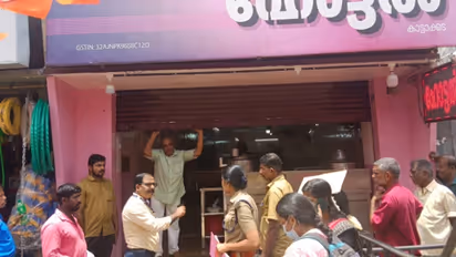 ഹോട്ടലിൽ നിന്നും വാങ്ങിയ പൊരിച്ച ചിക്കനിൽ ചത്ത പുഴു; ഒരു കുടുംബത്തിലെ 5 പേർ ആശുപത്രിയിൽ, ഹോട്ടലിന് ലൈസൻസുമില്ല