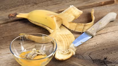 केले के छिलके से पाएं बेदाग निखार: जानें 4 अद्भुत फेस पैक