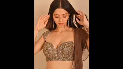 காற்று வாங்கும் மாடர்ன் உடை.. கவர்ச்சியில் தாராளம் காட்டும் வேதிகா - ஹாட் பிக்ஸ்!