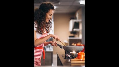 ಅಡುಗೆ ಮಾಡುವಾಗ ಉಪ್ಪು, ಖಾರ ಸರಿಯಾಗಿದ್ಯಾ ಅಂತ ಪದೇ ಪದೇ ರುಚಿ ನೋಡುವ ಮುನ್ನ ಈ ಸುದ್ದಿ ಓದಿ 