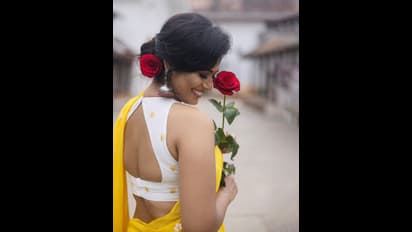 மாடர்ன் சரோஜா தேவியாக மாறி...  சைடில் ஒத்த ரோசாவோடு போஸ் கொடுக்கும் ரம்யா பாண்டியன்!