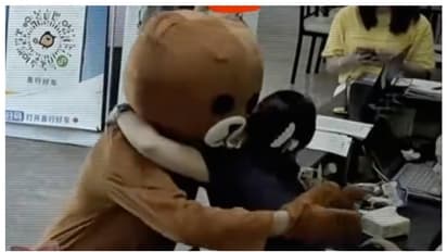 പിണങ്ങിപ്പോയ മകളെ വീട്ടിലേക്ക് തിരികെ കൊണ്ടുവരാന് 'ടെഡി ബിയറി'ന്റെ വേഷമിട്ട് അച്ഛന്