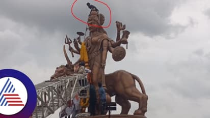 ಬಳ್ಳಾರಿ ಆರಾಧ್ಯ ದೇವತೆ ಕನಕದುರ್ಗಮ್ಮ ಮೇಲೆ ಕಾಲಿಟ್ಟು ಹಾರ ಹಾಕಿದ ದರ್ಶನ್ ಫ್ಯಾನ್ಸ್!