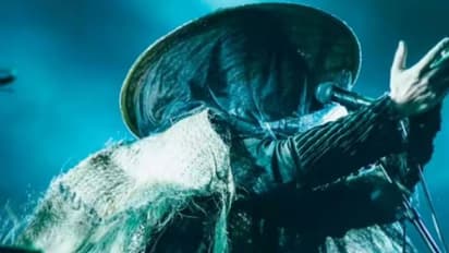 പകൽ സമയത്ത് പ്രൊഫസർ, രാത്രിയിൽ രൂപം മാറും, മെറ്റൽ ബാൻഡിലെ പ്രധാന ഗായകൻ, അഭിനന്ദനവുമായി സോഷ്യൽ മീഡിയ