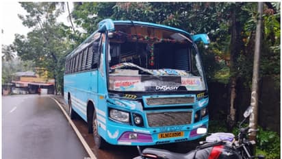 റോഡരികില് നിര്ത്തിയിട്ടിരുന്ന ബസിന്റെ ഗ്ലാസ് എറിഞ്ഞ് തകര്ത്തു