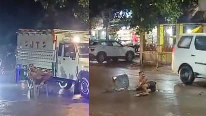 ഇതെന്തൊരു പിരാന്ത്; നടുറോഡിൽ കസേരയിട്ടിരുന്ന് യുവാവ്, തട്ടിത്തെറിപ്പിച്ച് ട്രക്ക്, വീഡിയോ വൈറൽ