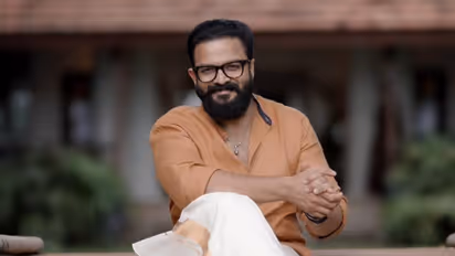 செருப்பால் அடிச்சா எல்லாம் சரியாகிடுமா? நடிகர் விஷாலை கழுவி ஊற்றிய ராதிகா!