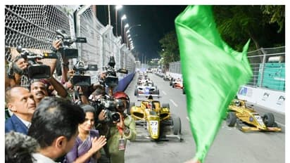 Farmula 4 கார் பந்தயத்தை கொடியசைத்து தொடங்கி வைத்த உதயநிதி; காற்றை கிழித்துக் கொண்டு பறந்த கார்கள்