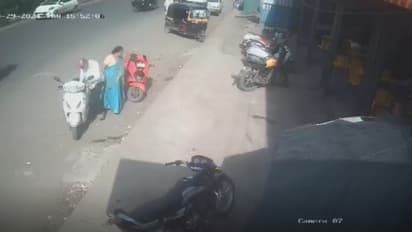 പണയം വെച്ചിരുന്ന സ്വർണവുമെടുത്ത് വരുന്നതിനിടെ ചായ കുടിക്കാൻ കയറി, പണം താഴെ വീണെന്ന് പറഞ്ഞ് ഒരാളെത്തി; വൻ കൊള്ള