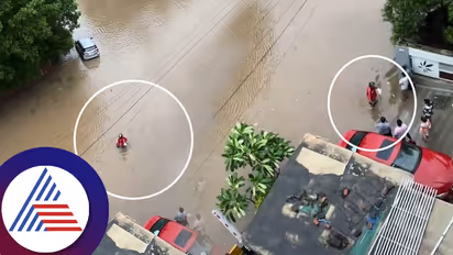 ಜಲಾವೃತ ಸ್ಥಳದಲ್ಲಿ ಪ್ರಾಣ ಪಣಕ್ಕಿಟ್ಟು ಪಾರ್ಸೆಲ್ ತಲುಪಿಸಿದ ಡೆಲವರಿ ಬಾಯ್, ಮನಗೆದ್ದ ದೃಶ್ಯ ಸೆರೆ!