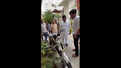 ಸವಿ ಸವಿ ನೆನಪು.. ಸಾವಿರ ನೆನಪು.. ಕಾಲೇಜು ದಿನಗಳಲ್ಲಿ ಓಡಿಸ್ತಿದ್ದ ಯೆಜ್ಡಿ ಬೈಕ್‌ಗೆ ಹೊಸ ರೂಪ, ಡಿಕೆ ಫುಲ್‌ ಖುಷ್‌!