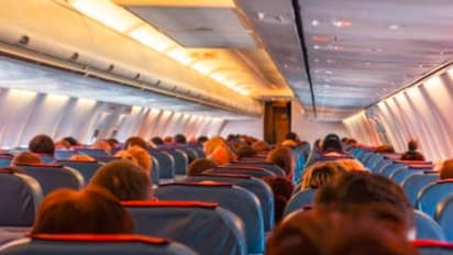 ವಿಮಾನದಲ್ಲಿ ಅಳುತ್ತಿದ್ದ ಮಗುವಿಗೆ ಬುದ್ಧಿ ಕಲಿಸಲು ಟಾಯ್ಲೆಟ್‌ಗೆ ಹಾಕಿ ಲಾಕ್ ಮಾಡಿದ ಮಹಿಳೆ