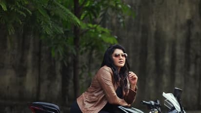 ரக்கட் லுக்கில்...  BMW பைக்கில் அமர்ந்து மிரட்டலாக போஸ் கொடுக்கும் ரட்சிதா மகாலட்சுமி! 