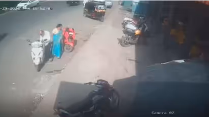 ವಡಾಪಾವ್‌ ತಿನ್ನಲು ಸ್ಕೂಟಿ ನಿಲ್ಲಿಸಿದ್ದ ವೃದ್ಧ ದಂಪತಿಗೆ ಶಾಕ್: 5 ಲಕ್ಷ ಮೌಲ್ಯದ ಜ್ಯುವೆಲರಿ ಎಗರಿಸಿದ ಖದೀಮರು