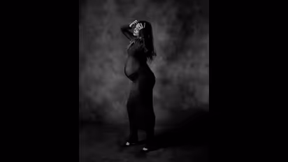 கர்ப்பமாக இருக்கும் வயிற்றை காட்டியபடி.. தீபிகா படுகோன் வெளியிட்ட பிரக்னன்சி போட்டோ ஷூட்!