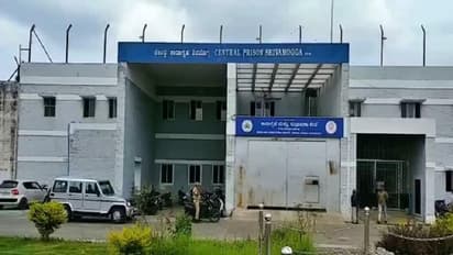 ದರ್ಶನ್‌ಗೆ ಕೊಡ್ತೀರಿ, ನಮಗೇಕೆ ಕೊಡಲ್ಲ: ಶಿವಮೊಗ್ಗ ಜೈಲಲ್ಲೂ ಬೀಡಿ ಕೇಳಿ ಕೈದಿಗಳ ಪ್ರತಿಭಟನೆ