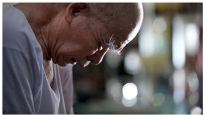 രോഗാവസ്ഥയിൽ സഹായിച്ച സഹപ്രവർത്തകന് സ്വന്തം വീട് സമ്മാനിച്ചു; പക്ഷേ, പിന്നാലെ കിട്ടിയത് എട്ടിന്‍റെ പണി