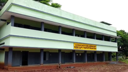 തൃശൂരിൽ സർക്കാർ സ്കൂളിനായി നിർമ്മിച്ച പുതിയ കെട്ടിടത്തിൽ നിന്ന് ഫാനുകളും ലൈറ്റുകളും ഊരി കൊണ്ടുപോകാന് ശ്രമം