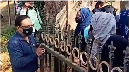 ഹിജാബ് ധരിച്ച വിദ്യാർത്ഥിനികളെ തടഞ്ഞ അധ്യാപകന് മികച്ച പ്രധാനാധ്യാപകനുള്ള അവാർഡ്; വിവാദമായതോടെ മരവിപ്പിച്ചു