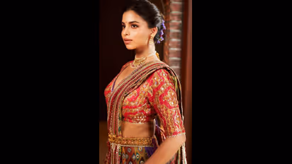 ஆடம்பர வீடு; உடை, கார், சொத்து என மகாராணி போல் வாழும் கிங் கானின் செல்ல மகள்!! 