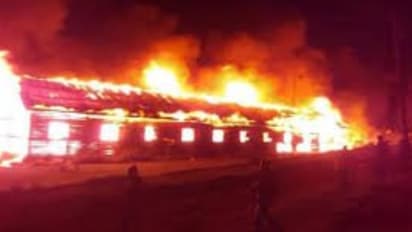 ഉറങ്ങുന്നതിനിടെ ഹോസ്റ്റൽ കെട്ടിടത്തിൽ തീ പടർന്നു, കത്തിക്കരിഞ്ഞ് 17 വിദ്യാർത്ഥികൾ, നിരവധിപ്പേർ ചികിത്സയിൽ