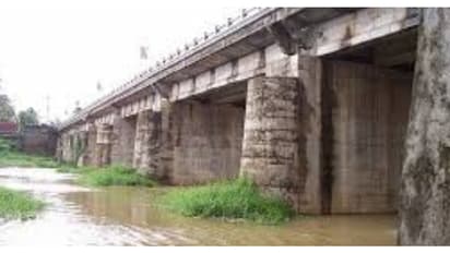 പാലത്തിൽ നിർത്തിയിട്ട സ്കൂട്ടറിൽ യുവാവ്, സമീപം ഗർഭിണിയായ യുവതി, വൈശാഖിന്റെ സംശയം രക്ഷിച്ചത് രണ്ട് ജീവനുകൾ!