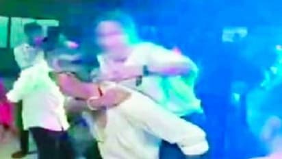 ದಾವಣಗೆರೆ: ವಿದ್ಯಾರ್ಥಿನಿಯನ್ನು ಹೊತ್ತು ಉಪನ್ಯಾಸಕನ ಭರ್ಜರಿ ಡ್ಯಾನ್ಸ್‌, ವಿಡಿಯೋ ವೈರಲ್‌..!