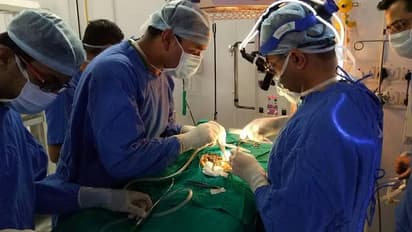 இது வயிறா? கல் குவாரியா? முதியவரின் வயிற்றில் இருந்து 6,000 கற்கள் அகற்றம்