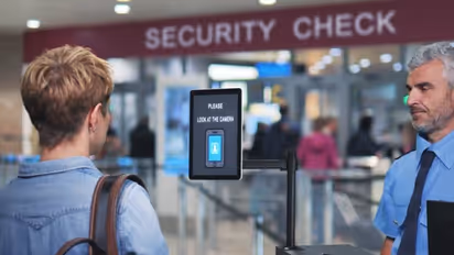  अब यात्रा के दौरान प्लेन में ले गए ये सामान तो लगेगा जुर्माना,  जानें फ्लाइट में क्या-क्या ले जाना है बैन