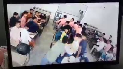 ಕ್ಲಾಸ್ರೂಮ್ಗೆ ನುಗ್ಗಿ ಗೂಂಡಾಗಳಿಂದ 15ರ ಬಾಲಕನ ಮೇಲೆ ಮಾರಣಾಂತಿಕ ಹಲ್ಲೆ; ಸುಮ್ಮನೇ ನೋಡ್ತಾ ನಿಂತ ಶಿಕ್ಷಕ!