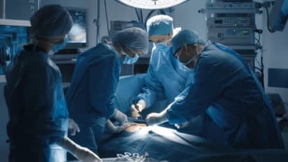 யூடியூப் வீடியோ பார்த்து அறுவை சிகிச்சை: போலி மருத்துவரின் பயிற்சிக்கு இறையான சிறுவனின் உயிர்