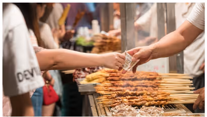 കഠിനാധ്വാനിയാകണം, പഠനം അവസാനിപ്പിച്ച് മകനെ പലഹാരക്കടയിലേക്ക് വിട്ടു; ഇന്ന് പത്ത് ദിവസത്തിനിടെ ഒരുലക്ഷം വരുമാനം