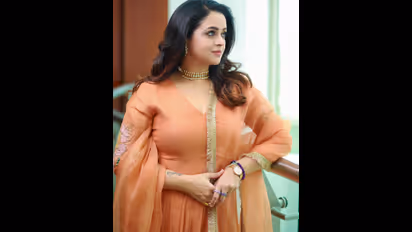 வயதும் ஏறுது.. அழகும் கூடுது.. பிங்கில் பளிச்சுனு நிற்கும் பாவனா - கூல் பிக்ஸ் இதோ!