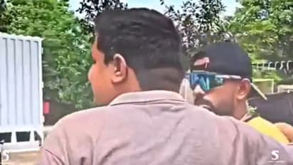 Babar Azam ने की फैन की बेइज्जती, वीडियो देख क्रिकेटर की बखिया उधेड़ रहे यूजर