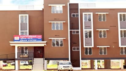 17കാരൻ ഓടിച്ച ബൈക്ക് പൊലീസ് പിടിച്ചു, വിട്ടുകിട്ടാൻ സ്റ്റേഷനിലെത്തിയ അച്ഛൻ ഒടുവിൽ ആത്മഹത്യയ്ക്ക് ശ്രമിച്ചു