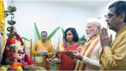 സുപ്രീം കോടതി ചീഫ് ജസ്റ്റിസിന്റെ വസതിയിലെ ഗണപതി പൂജയിൽ പങ്കെടുത്ത് പ്രധാനമന്ത്രി; വിമർശനവുമായി പ്രശാന്ത് ഭൂഷൺ