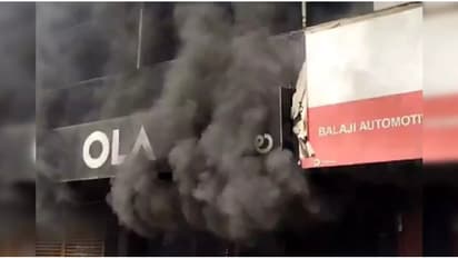 പുതിയ ഇലക്ട്രിക് സ്കൂട്ടറിന് എന്നും കംപ്ലെയിന്റ്, ജീവനക്കാർ അവഗണിച്ചു, ഒലയുടെ ഷോറൂമിന് തീവെച്ച് യുവാവ്