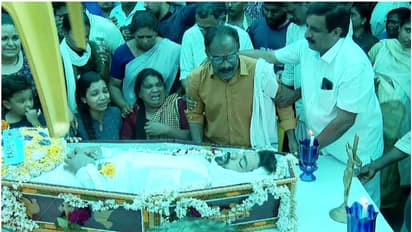 ശ്രുതി മോളോട് ഞാനെന്ത് പറയും? അലമുറയിട്ട് ജെൻസന്റെ അമ്മ; ആശ്വസിപ്പിക്കാനാവാതെ ബന്ധുക്കൾ, കണ്ണീരിലുലഞ്ഞ് നാട്