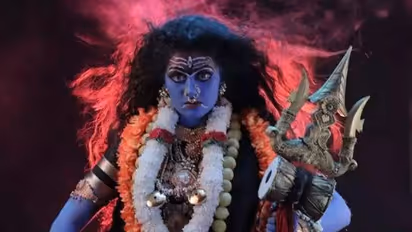 ರಾಧಿಕಾ ಕುಮಾರಸ್ವಾಮಿಗೆ ಹೂವಿನ ಮಳೆ, ತರಾಟೆ ತೆಗೆದ್ಕೊಂಡ ನೆಟ್ಟಿಗರು