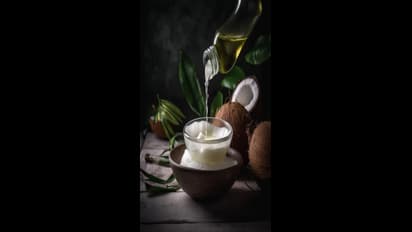 1 சொட்டு தோங்காய் எண்ணெயை உடலில் இந்த 3 இடத்தில் விடுங்க.. அதிசயத்தை பாருங்க..