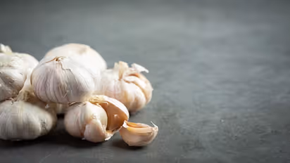 മുടികൊഴിച്ചിൽ കുറയ്ക്കാൻ വെളുത്തുള്ളി ; ഉപയോ​ഗിക്കേണ്ട വിധം 