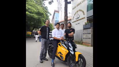 ಬೆಂಗಳೂರಿನ ಅಲ್ಟ್ರಾವೊಯಿಲೆಟ್ ಇವಿ ಹತ್ತಿದ ತೇಜಸ್ವಿ ಸೂರ್ಯ, ಹೆಮ್ಮೆಯ ಬೈಕ್‌ಗೆ ಸಂಸದರ ಶಹಬ್ಬಾಷ್!