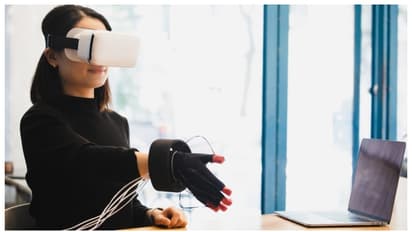 കാഴ്ചയും കേൾവിയും മാത്രമല്ല, രണ്ട് ദേശത്തിരുന്ന് ഇനി സ്പർശനവും സാധ്യം; പുത്തന്‍ സാങ്കേതിക വിദ്യയുമായി ഗവേഷകർ 