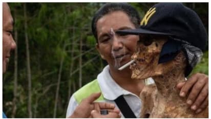 മൃതദേഹങ്ങള് സംസ്കരിക്കില്ല, സൂക്ഷിച്ച് വയ്ക്കും; പിന്നെ വര്ഷാവര്ഷം പുറത്തെടുത്ത് ആഘോഷിക്കുന്ന ജനത